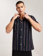 Les Deux Lawson Stripe SS Shirt Stribede skjorter Blå