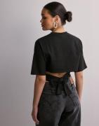 Nelly - Sort - Open Back Tie Tee