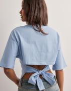 Nelly - Blå - Open Back Tie Tee