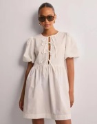 Nelly - Hvid - Bow Puff Sleeve Dress