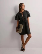 Nelly - Sort - Bow Puff Sleeve Dress