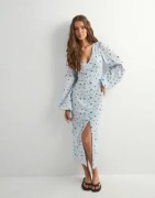 Nelly - Blomstret - Buttoned Structure Dress
