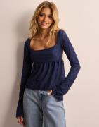 Nelly - Blå - Cute Broderie LS Top