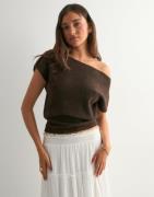 Nelly - Brun - Wide Neck Knit Top