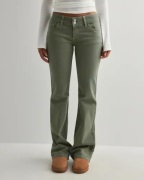 Nelly - Grøn - Low Waist Bootcut Stitch Jeans
