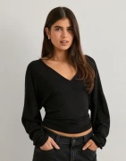 Nelly - Sort - Soft Plunge LS Top