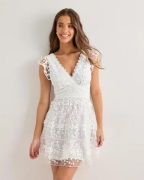 Nelly - Hvid - Embroidered Flounce Dress